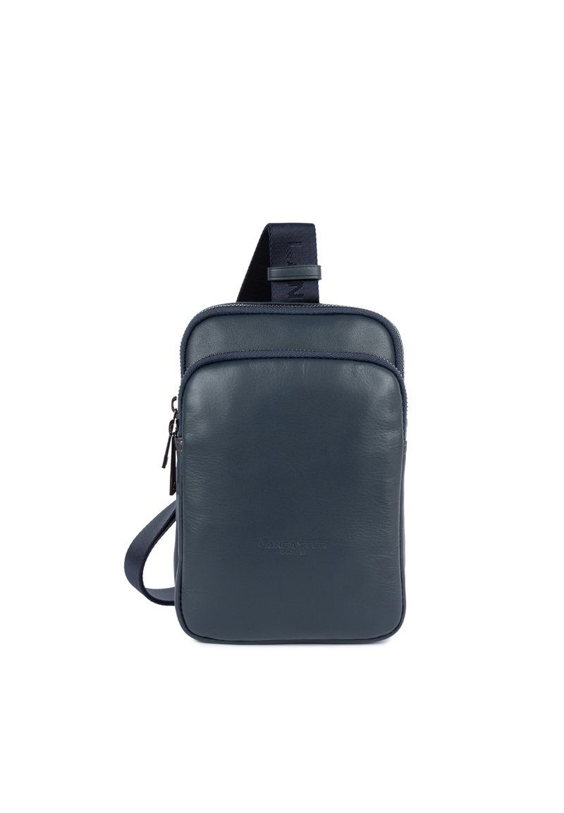Borsa in pelle navy con chiusura zip, forma rettangolare, tracolla in tessuto regolabile e logo impresso sul fronte. Texture morbida, design minimale.