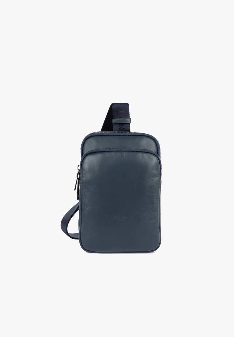 Borsa in pelle navy con chiusura zip, forma rettangolare, tracolla in tessuto regolabile e logo impresso sul fronte. Texture morbida, design minimale.