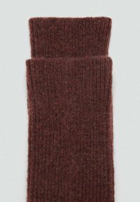 Șosete tricotate din lână de culoare burgundy intens, cu o textură nervurată și o mansetă pliabilă în partea de sus pentru căldură și confort suplimentar.