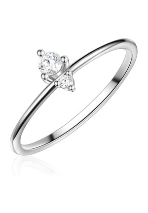 Hõberõngas, millel on sile ja õhuke vöö ning kaks läbipaistvat ümara lõikega kivi, mis paiknevad asümmeetriliselt peal.