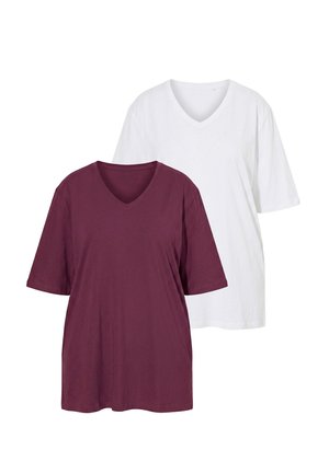 Deux T-shirts unis à manches courtes avec col en V, un bordeaux devant et un blanc derrière, sur un fond blanc uni.