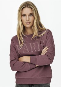 Κεραμιδί φούτερ με υφή "PARIS", στρογγυλή λαιμόκοψη, ριγέ μανσέτες και στρίφωμα. Απαλή ύφανση με χαλαρή εφαρμογή.