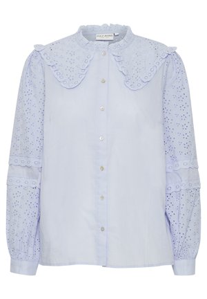 Lysblå bluse med en flæset krave, broderede lange ærmer og knaplukning foran. Har blondeaccentuer på ærmerne.