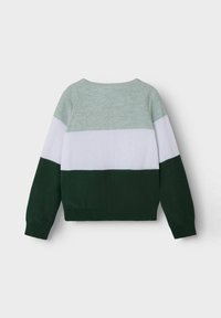 Pull rayé vert, blanc et gris clair avec un col rond, des manches longues et un ourlet et des poignets côtelés. Texture douce, design décontracté.