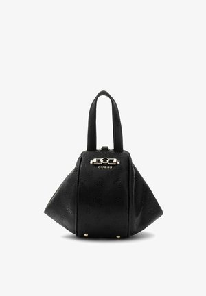 Sac à main Guess noir avec motif floral texturé, forme trapézoïdale, doubles poignées supérieures et détail logo chaîne argentée sur le devant.