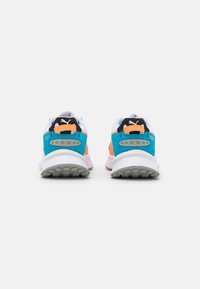 Scarpe sportive con tomaia in tessuto blu e arancione, intersuola bianca e suola grigia. Presentano un colletto imbottito e dettagli distintivi del logo.