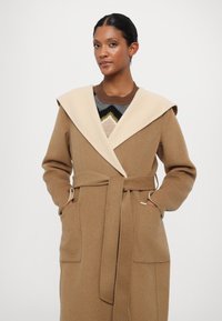 MICHAEL Michael Kors HOODED WRAP COAT - Klassisk frakke - bone