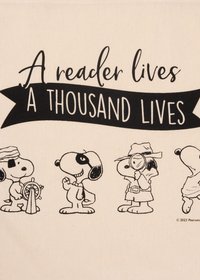 Pannello in tela con disegni lineari neri di Snoopy in vari abiti, con il testo “Un lettore vive mille vite” sopra.