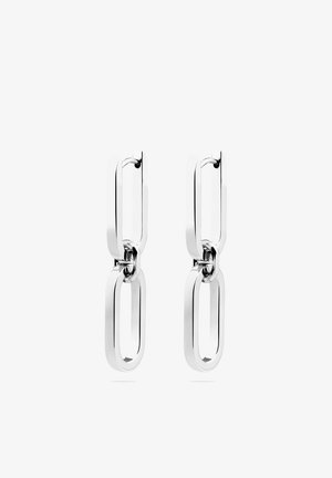 Par af sølvtonede rektangulære kædeørekæder med poleret, skinnende finish mod en hvid baggrund.