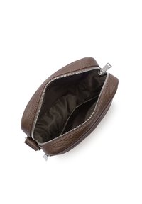 Borsa in pelle marrone con superficie texturizzata, chiusura con zip argentata e fodera in tessuto scuro. L'interno presenta due scomparti.