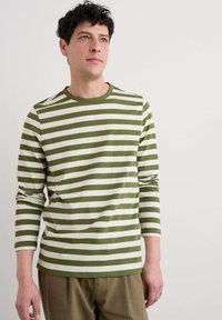 Groen-witte gestreepte lange mouwen shirt met een ronde hals, gemaakt van zachte stof, met een comfortabele pasvorm en een minimalistisch ontwerp.