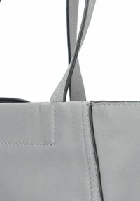 Grijze leren tote bag met een gladde textuur, minimalistische stikseldetails en lange hengsels voor schouderdragen. Eenvoudig, rechtoekig ontwerp.