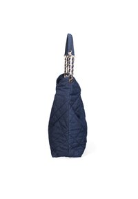 Denim tote bag met een quilted patroon, donkerblauwe kleur en een kettinghandvat met metalen details. Beschikt over een gestructureerde, ronde vorm.