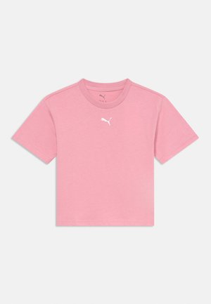 Różowy krótki T-shirt z krótkim rękawem, z okrągłym dekoltem i białym logo Pumy umieszczonym na środku klatki piersiowej.
