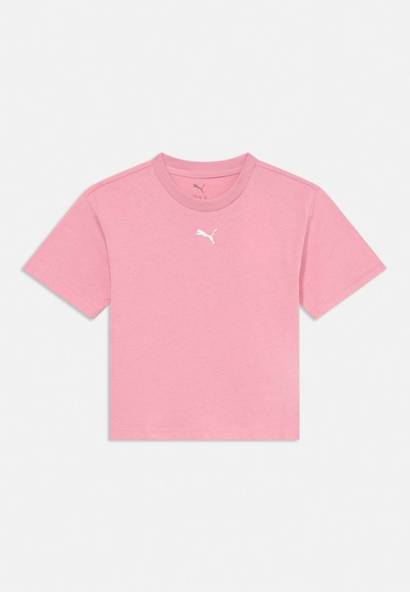 Rožinė trumpomis rankovėmis supjaustyta marškinėliai su apvaliu iškirpimu ir baltu Puma logotipu, centruotu ant krūtinės.