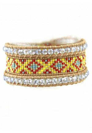 Bracciale di perline con un motivo geometrico giallo, rosso e blu, circondato da perline di cristallo trasparente e una base naturale intrecciata.