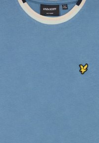 Lichtblauwe kinder t-shirt met wit en marineblauwe kraagafwerking en klein geel vogellogo op de borst, maat 10-11 jaar.