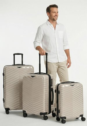 Redolz, ESSENTIALS 18 2.0 4 ROLLEN KOFFERSET 3-TEILIG MIT DEHNFALTE UNISEX - Juego de maletas - metallic-greige shiny