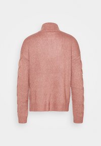 Mjuk rosa stickad tröja med långa ärmar, ribbad nederkant och ärmslut, samt en hög ribbad krage, visad från baksidan på en enfärgad vit bakgrund.