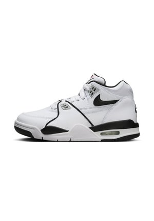 Baskets de basketball blanches avec des accents noirs, dotées d'un upper en cuir, de perforations pour la ventilation et d'une unité de amortissement à air visible.
