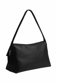 Sac à bandoulière en cuir noir avec une seule sangle et une étiquette dorée suspendue d'un côté sur fond blanc.