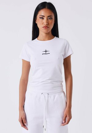 T-shirt en coton blanc avec un logo "PXP" noir et un design d'étoile sur la poitrine, avec un col rond et des manches courtes.