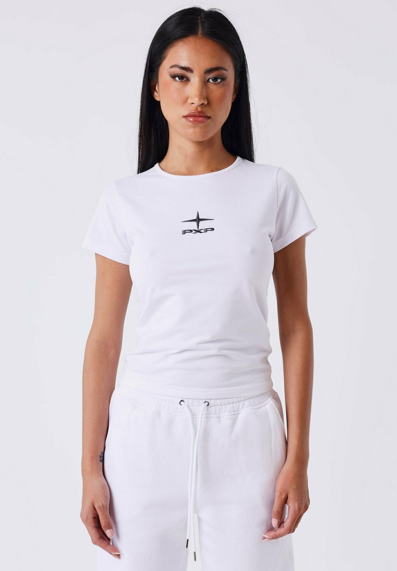 T-shirt en coton blanc avec un logo "PXP" noir et un design d'étoile sur la poitrine, avec un col rond et des manches courtes.