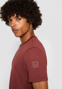 Champion TECH CREWNECK QUICK DRY - T-skjorte til trening - dark brown