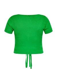 Zöld, bordázott kötésű crop top rövid ujjakkal és széles nyakkivágással. Hátsó részén állítható zsinórok találhatók a biztonságos illeszkedés érdekében.