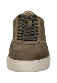 Bruine suède sneakers met textuuraccenten, platte veters en witte rubberen zolen. Voorzien van een ronde neus en gestikte details.