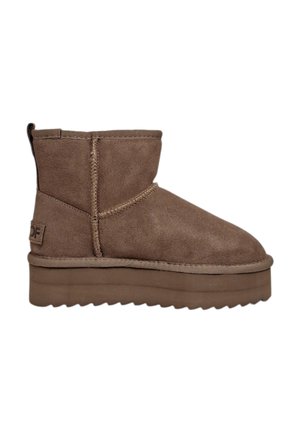 Stivaletto alla caviglia in camoscio marrone con punta arrotondata, dettagli cuciti, suola piatta con plateau e linguetta posteriore per indossarlo facilmente.