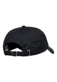 Gorra de béisbol de algodón negra con una corona estructurada, visera curva y correa ajustable de tela con hebilla de metal en la parte posterior.