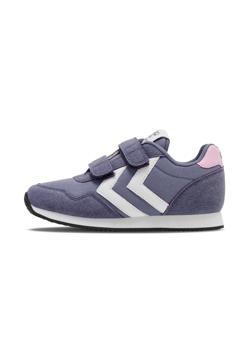 Lilla træningssko med en kombination af tekstureret ruskind og mesh-materialer, hvide chevron-detaljer og justerbare Velcro-stropper.