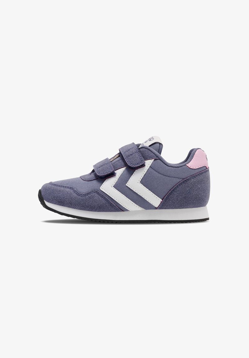 Violette Sportschuhe mit einer Kombination aus strukturiertem Wildleder und Mesh-Materialien, weißen Chevron-Akzenten und verstellbaren Klettverschlüssen.