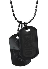 Must tactical kaelake, millel on kaks siltit musta viimistlusega, embosseeritud logo tekstiga ja mustade metallhelmedest kett.