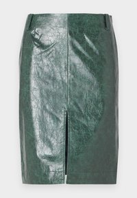 Zelená kožená sukně pencil s lesklým povrchem, předním rozparkem a jemnou texturou, navržená pro přiléhavý střih.