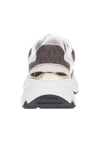 Sneaker bianca e marrone con superiore in tessuto testurizzato, dettagli dorati e suola bianca chunky. Presenta dettagli con il logo sui lati.