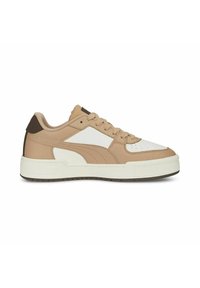 Adidași din piele bej cu accente albe, design cu glezna joasă, vârful perforat și toc contrastant maro. Talpă groasă din cauciuc alb.