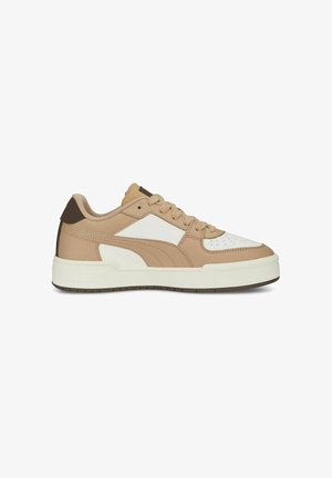 Sneakers in pelle beige con dettagli bianchi, design low-top, punta forata e tallone marrone a contrasto. Suola in gomma bianca spessa.