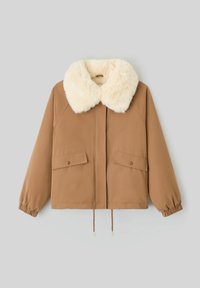 Veste marron courte avec col en fausse fourrure, deux poches avant, poignets élastiqués et ourlet à cordon de serrage. Texture de tissu lisse.