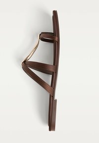 Stradivarius FLAT WITH METAL DETAIL - Sandale s remenom u obliku slova T - brown