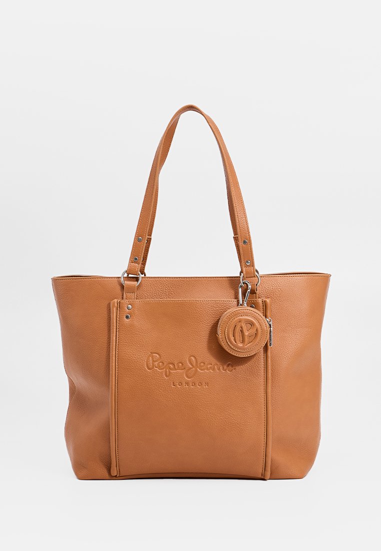 Bolso tote de cuero marrón con asas de hombro, que presenta una superficie texturizada, un logotipo en relieve y un charm redondo desmontable.