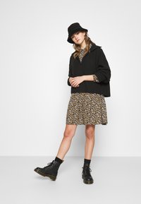 JDY PIPER - Vestido camiseiro - black/yellow