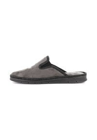 Pantofole in camoscio grigio con accenti in tessuto nero, design slip-on, punta arrotondata, superficie texturizzata e suola flessibile in gomma nera.