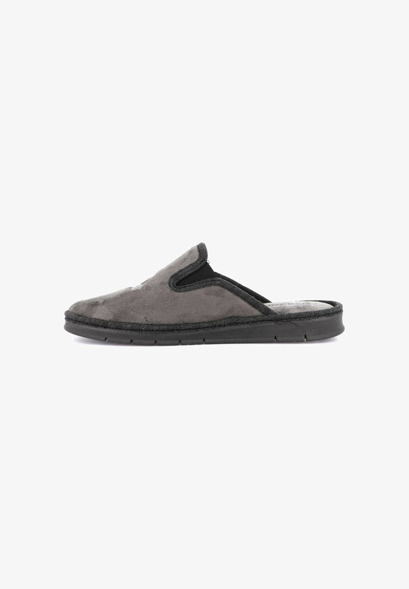 Pantofole in camoscio grigio con accenti in tessuto nero, design slip-on, punta arrotondata, superficie texturizzata e suola flessibile in gomma nera.