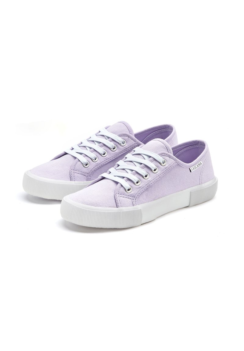 Sneakers in tela viola chiaro con lacci bianchi, occhielli in metallo e suola in gomma bianca. Presentano una superficie testurizzata e un design a profilo basso.
