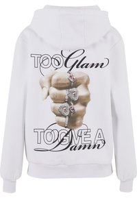 Felpa bianca con cappuccio caratterizzata da una stampa grafica di un pugno adornato da anelli e dalla frase "TROPPO Glam PER IMPORTARSI" in un testo stilizzato di colore nero.