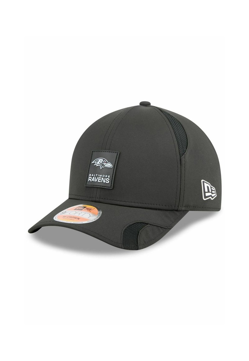 Schwarze Baseballmütze mit Netzseitenpaneelen, ausgestattet mit einem Frontlogo-Patch eines Raben und dem Text "Baltimore Ravens". Weicher Stoff, gebogener Schirm.