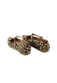 Bailarinas de estampado de leopardo con puntera redonda, una correa sobre el pie y una suela plana de color marrón claro. Hechas de una tela texturizada.