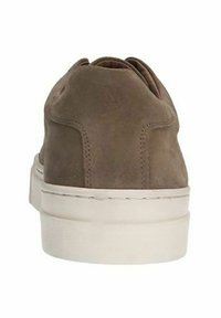 Bruine suède sneakers met een ronde neus, lage hiel en een witte rubberen zool. Voorzien van minimaal stikwerk en een subtiel reliëflogo.